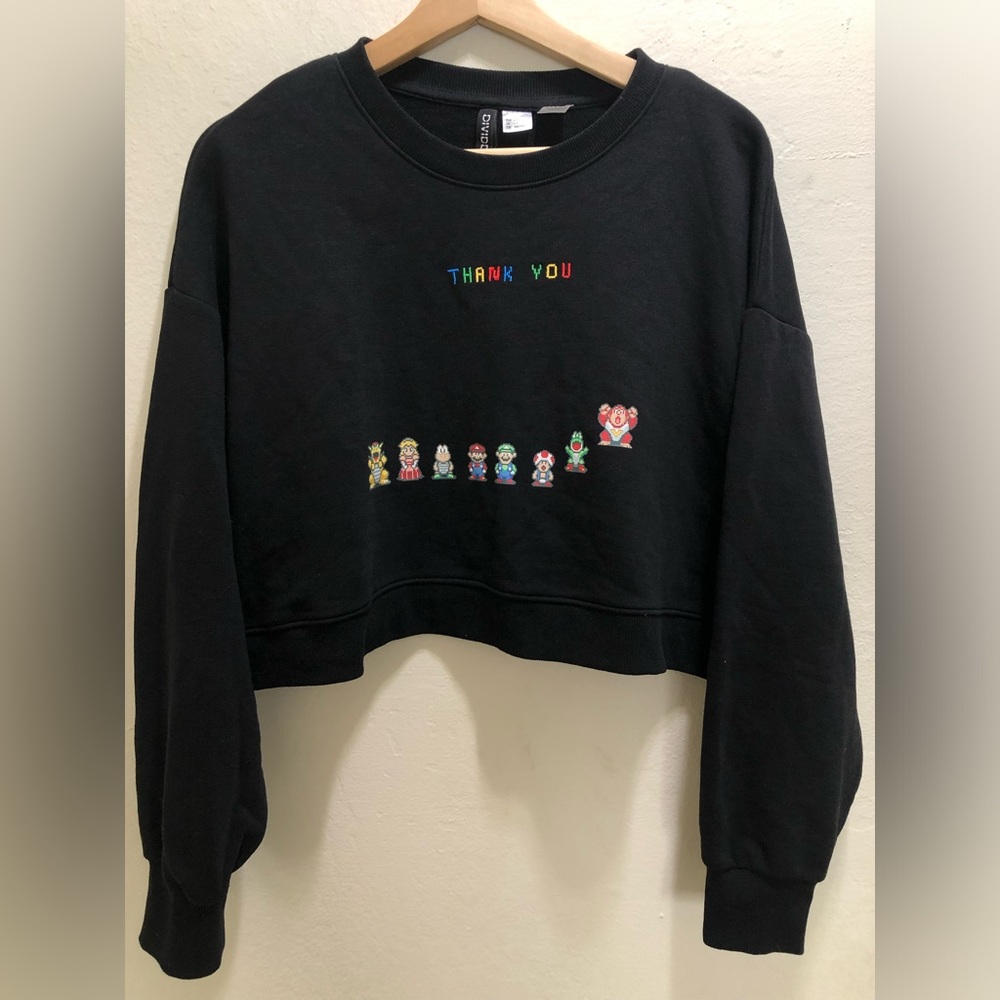 Divided black long sleeve short blouse to the waist, by Mario bro of Nintendo